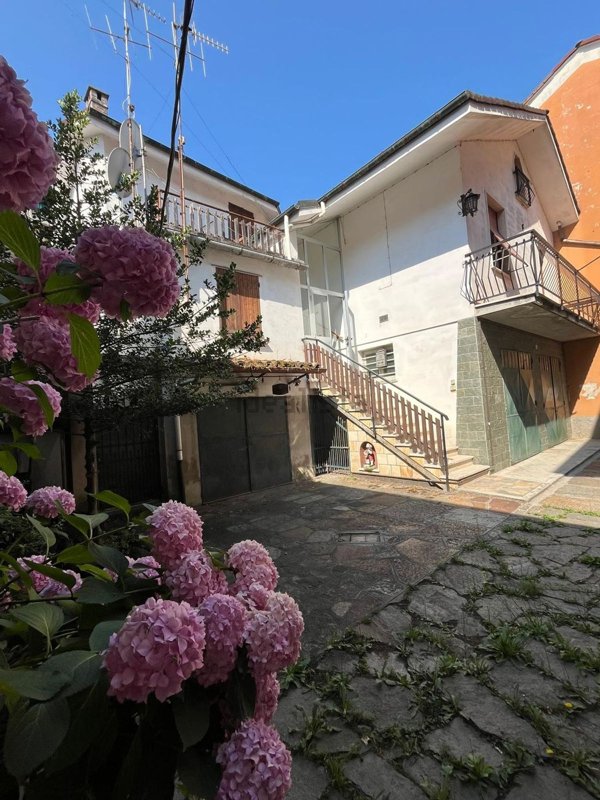 casa indipendente in vendita a Ronco Scrivia in zona Borgo Fornari