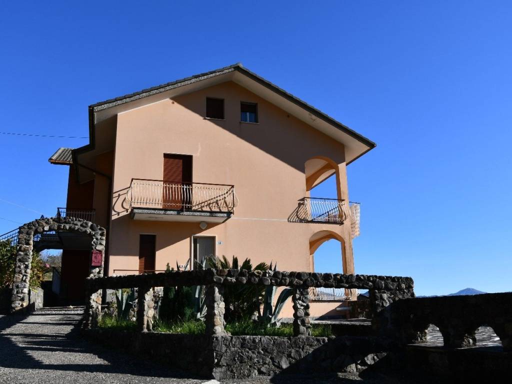 intera palazzina in vendita a San Colombano Certenoli