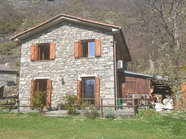 casa indipendente in vendita a San Colombano Certenoli in zona Cichero