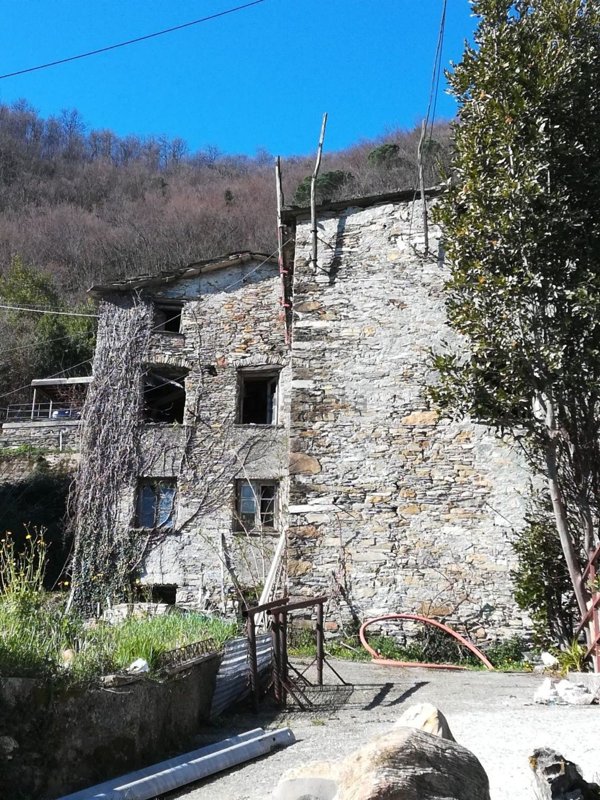 casa indipendente in vendita a San Colombano Certenoli