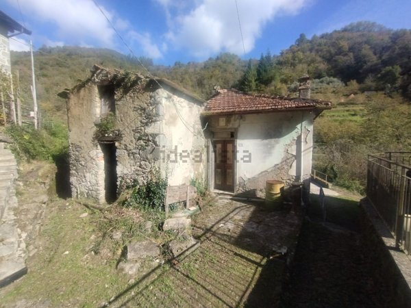 casa indipendente in vendita a San Colombano Certenoli