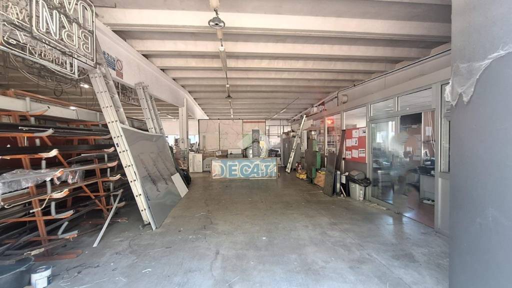 locale commerciale in vendita a Sant'Olcese in zona Piccarello