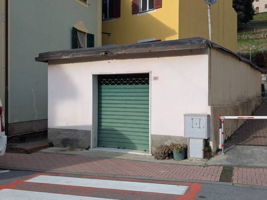 locale commerciale in vendita a Sant'Olcese in zona Manesseno