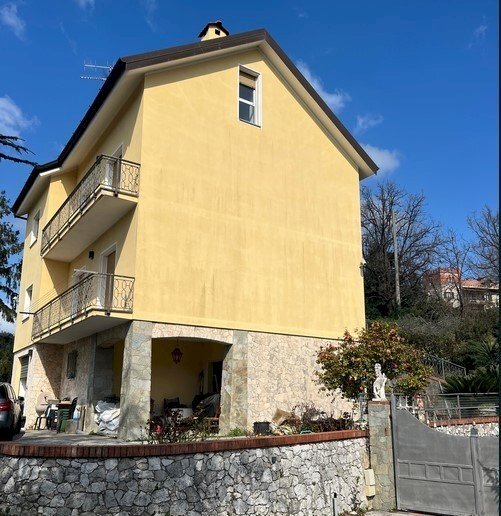 casa indipendente in vendita a Serra Riccò in zona Serra
