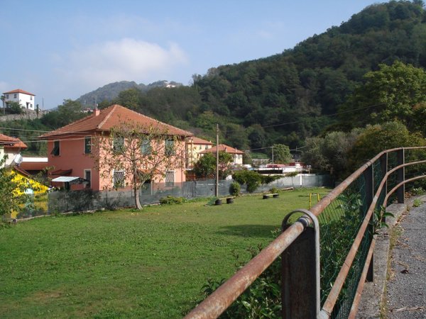 locale di sgombero in vendita a Serra Riccò in zona Serra