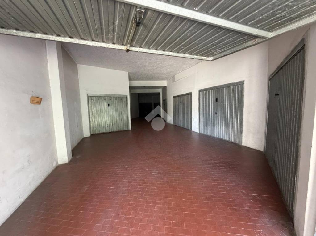 box auto in vendita a Serra Riccò in zona San Cipriano