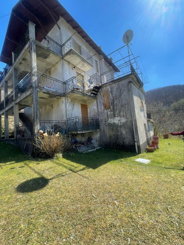 appartamento in vendita a Torriglia in zona Laccio
