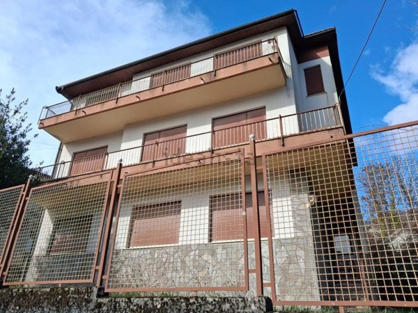 casa indipendente in vendita a Torriglia