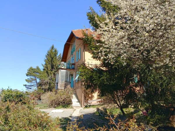 casa indipendente in vendita a Torriglia