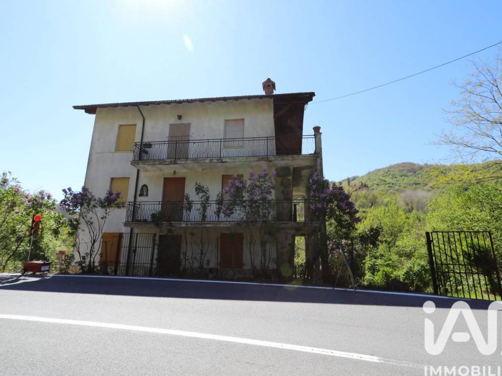 intera palazzina in vendita a Torriglia in zona Laccio