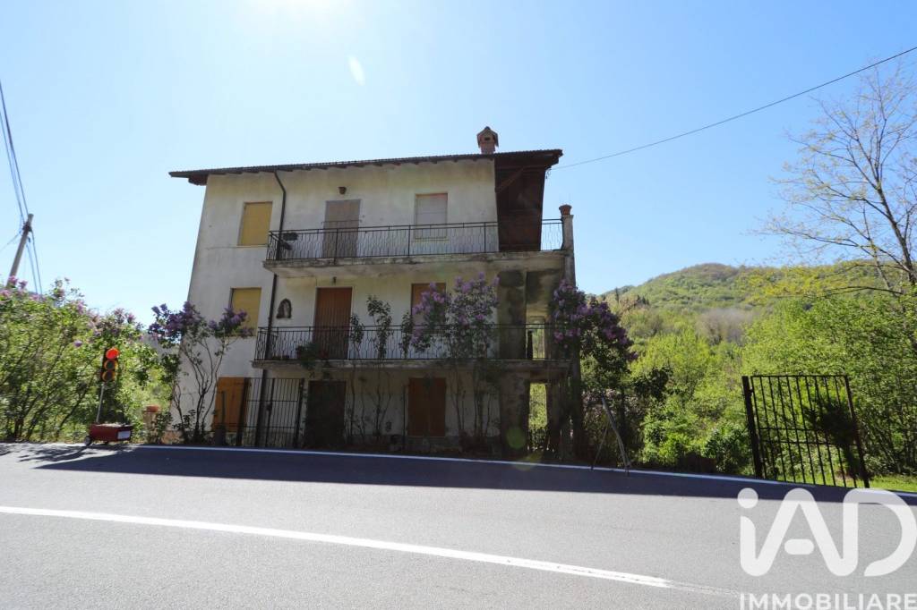 appartamento in vendita a Torriglia in zona Laccio