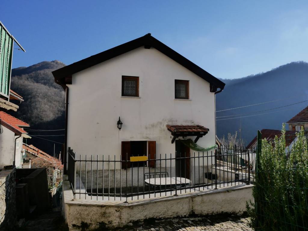casa indipendente in vendita a Torriglia in zona Pentema