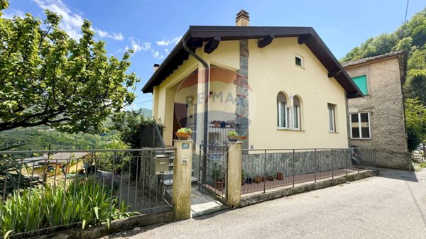 casa indipendente in vendita ad Uscio in zona Terrile