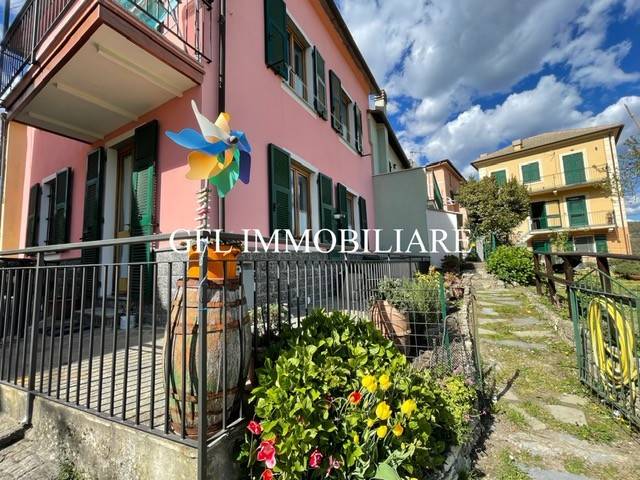 casa indipendente in vendita ad Uscio in zona Calcinara