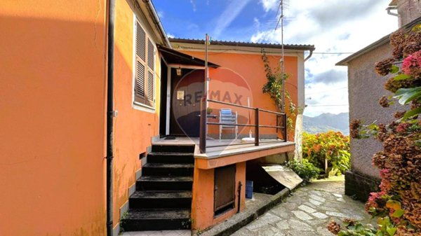 casa indipendente in vendita ad Uscio in zona Calcinara
