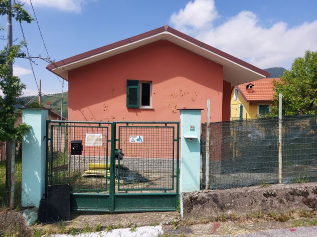 casa indipendente in vendita a Valbrevenna