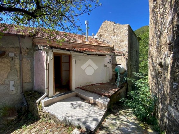 casa semindipendente in vendita a Valbrevenna in zona Tonno