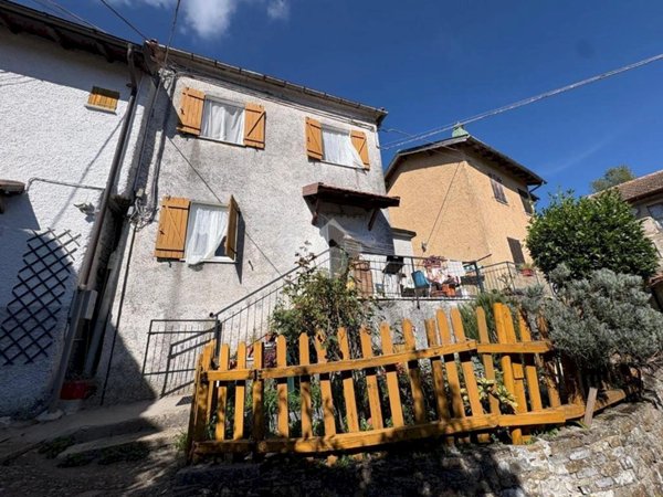 casa indipendente in vendita a Valbrevenna