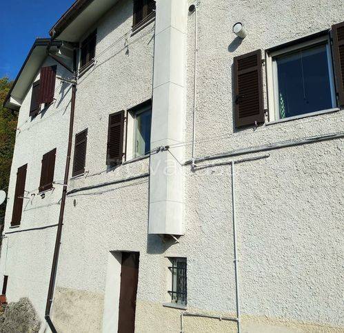 casa indipendente in vendita a Valbrevenna