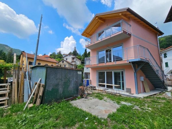 casa indipendente in vendita a Valbrevenna in zona Nenno
