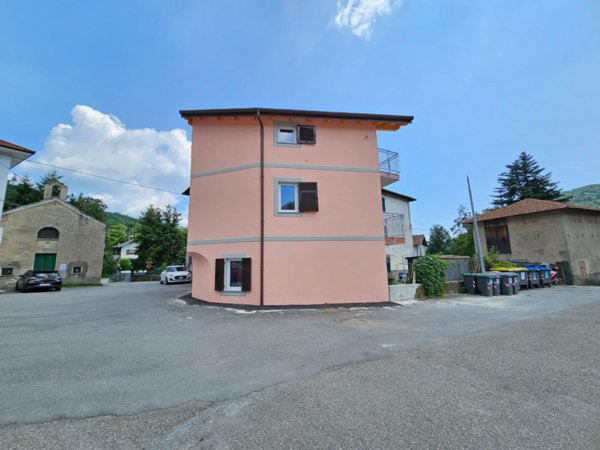 casa indipendente in vendita a Valbrevenna in zona Nenno