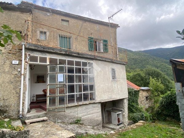 casa semindipendente in vendita a Valbrevenna