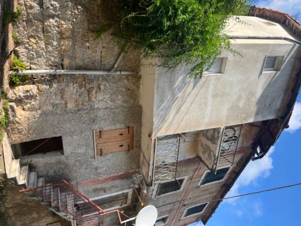 casa indipendente in vendita a Valbrevenna