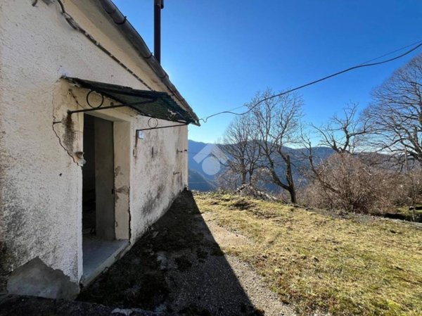 casa indipendente in vendita a Valbrevenna