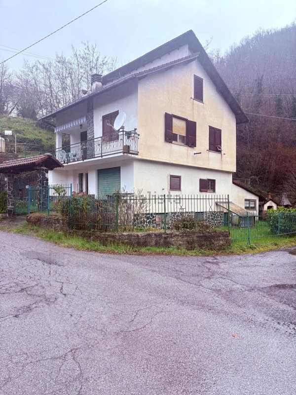 casa indipendente in vendita a Valbrevenna