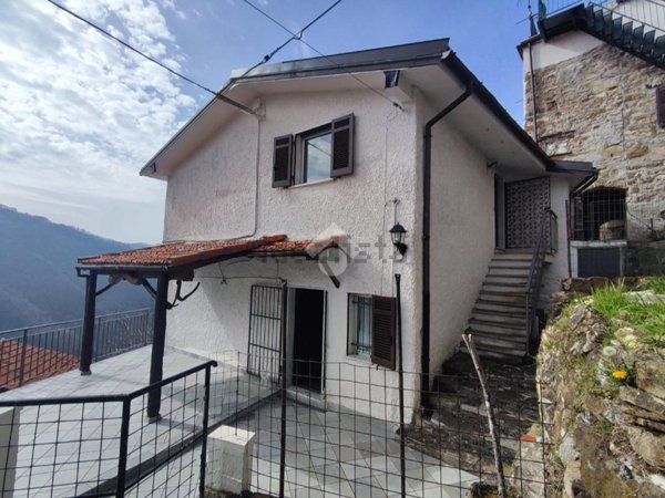 casa indipendente in vendita a Valbrevenna