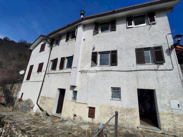 casa indipendente in vendita a Valbrevenna in zona Senarega