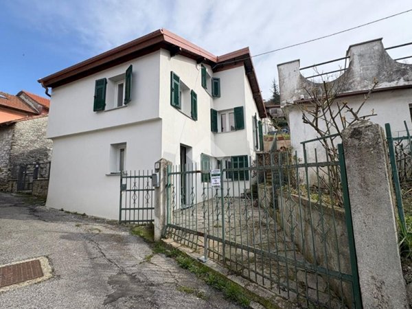 casa indipendente in vendita a Valbrevenna in zona Nenno