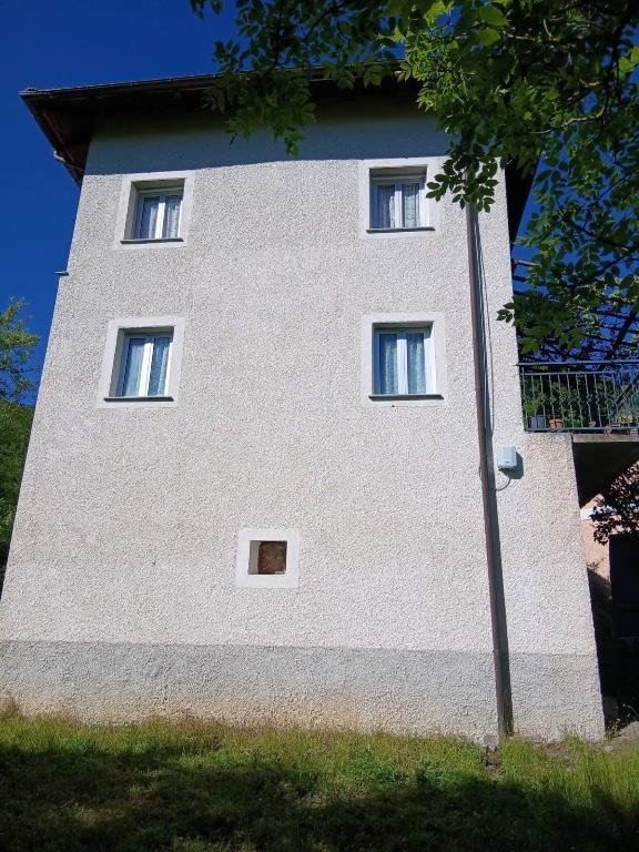 casa indipendente in vendita a Valbrevenna in zona Nenno