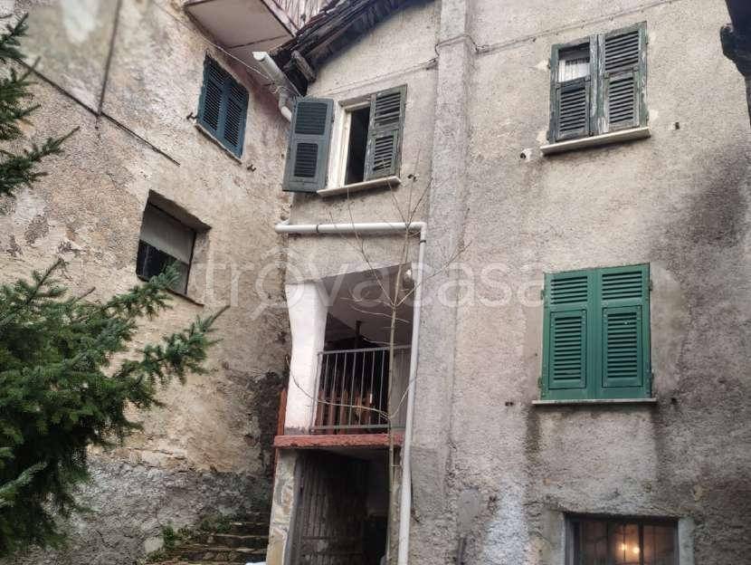 casa indipendente in vendita a Valbrevenna