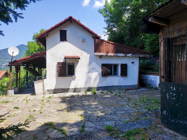 casa indipendente in vendita a Valbrevenna in zona Nenno