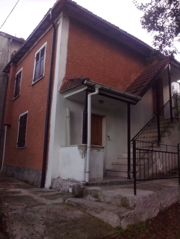 casa indipendente in vendita a Vobbia in zona Vallenzona