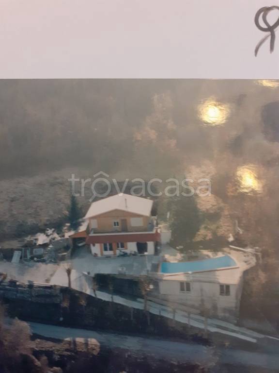 casa indipendente in vendita a Vobbia in zona Selva