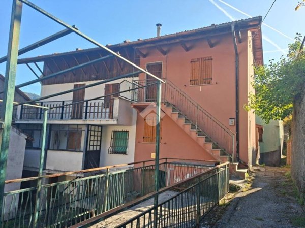 casa indipendente in vendita a Vobbia in zona Vigogna