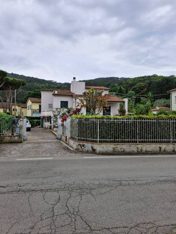 casa indipendente in vendita ad Ameglia in zona Bocca di Magra