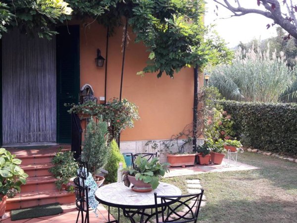 casa indipendente in vendita ad Ameglia in zona Bocca di Magra