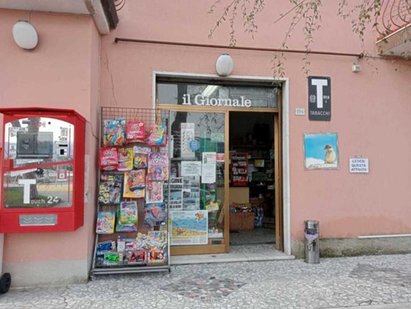 negozio in vendita ad Ameglia in zona Bocca di Magra