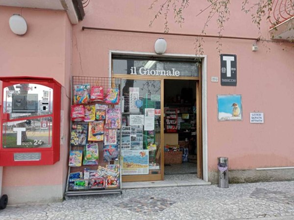 negozio in vendita ad Ameglia in zona Bocca di Magra
