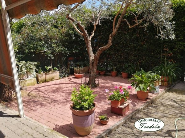 casa indipendente in vendita ad Ameglia in zona Cafaggio
