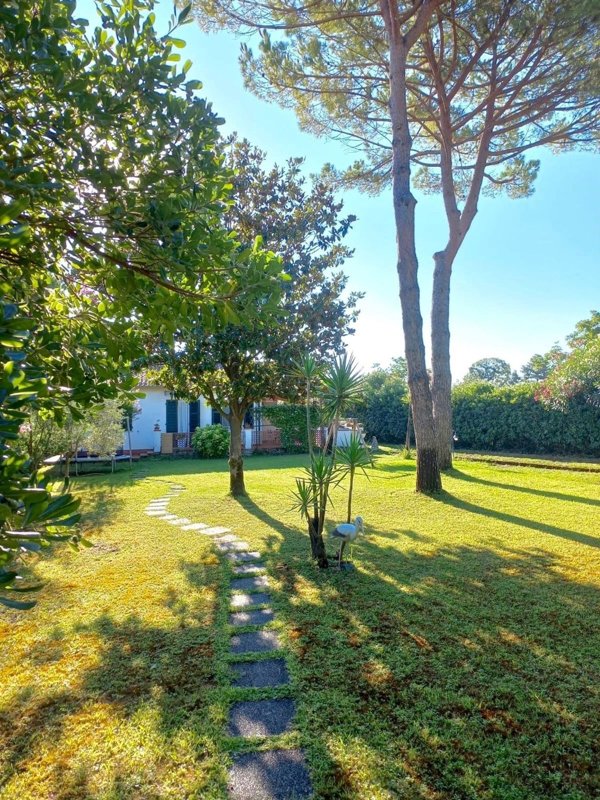 casa indipendente in vendita ad Ameglia in zona Cafaggio
