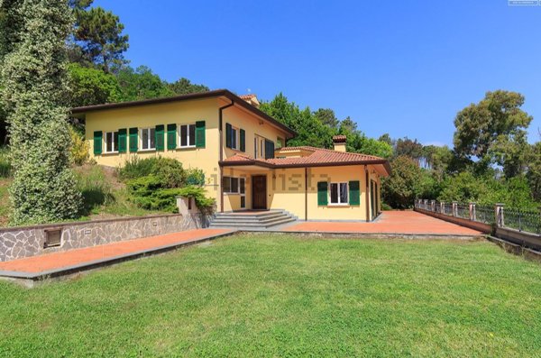 casa indipendente in vendita ad Ameglia in zona Bocca di Magra