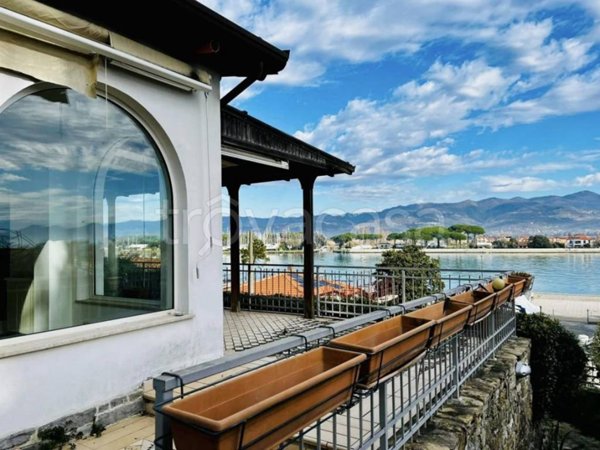 casa indipendente in vendita ad Ameglia in zona Bocca di Magra