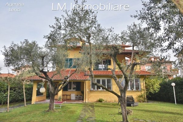 casa indipendente in vendita ad Ameglia in zona Fiumaretta