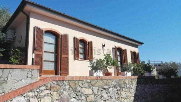 casa indipendente in vendita ad Ameglia in zona Bocca di Magra