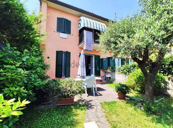 casa indipendente in vendita ad Ameglia in zona Bocca di Magra