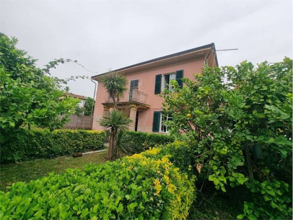 casa indipendente in vendita ad Ameglia in zona Bocca di Magra